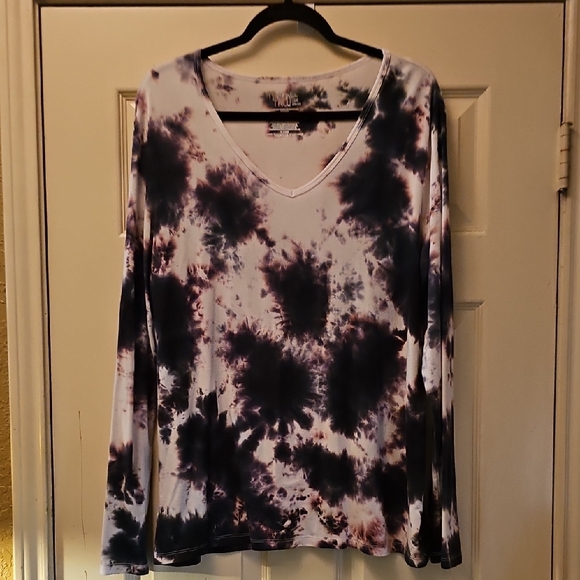 Time and Tru Tops - Time and Tru Black and White Tie-Dye Long Sleeve Top